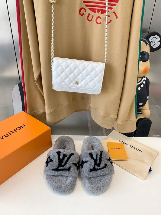 LV WOMEN'S PASEO FLAT SLIPPER IN GREY FLEECE WITH BLACK LOGO