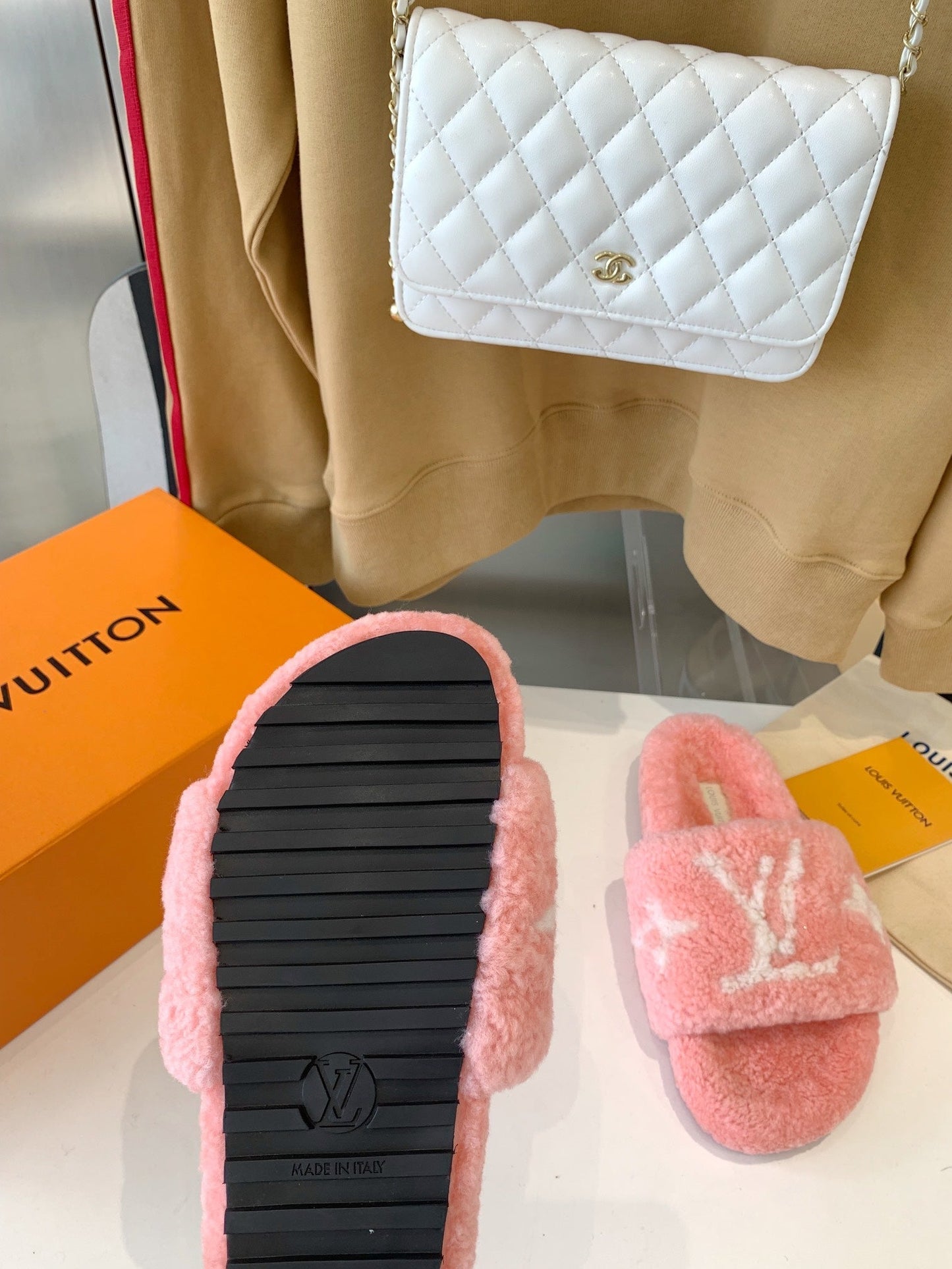 LV WOMEN'S PASEO FLAT SLIPPER IN LIGHT PINK FLEECE WITH WHITE LOGO