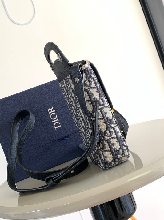 DIO Oblique Sling Bag