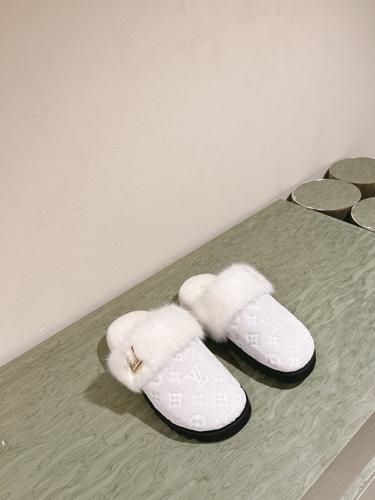 COSY FLAT COMFORT CLOG IN WHITE MONOGRAM LAMB WOOL AND MINK FUR