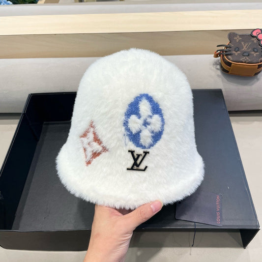 BUCKET HAT IN WHITE RABBIT FUR 421262