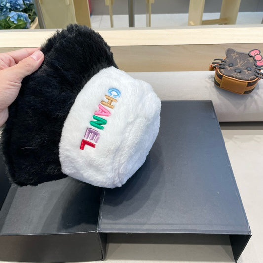 BUCKET HAT IN WHITE MIX BLACK LAMB FUR 430218