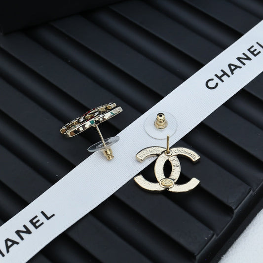 DOUBLE C STUD EARRINGS IN LIGHT GOLD METAL WITH MULTICOLOR CRYSTALS