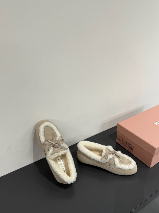 LACE-UP LOAFERS IN BEIGE SUEDE AND WHITE FLEECE LINING