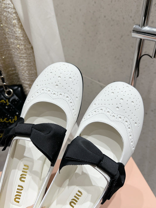 MARY JANE MID HEEL PUMPS IN WHITE PATENT LAMBSKIN WITH BOW