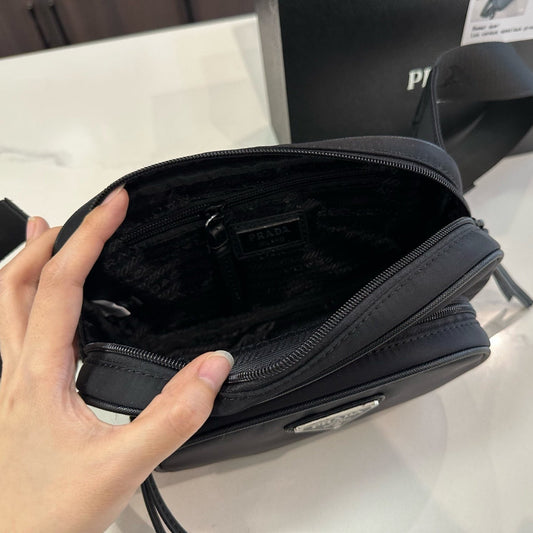 FRONT ZIP POCKET CROSSBODY BAG 24 IN BLACK RE-NYLON