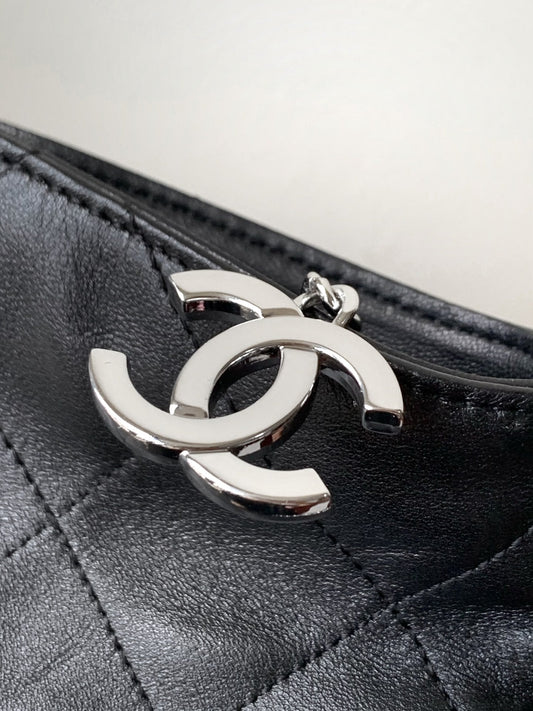 SHOULDER BAG 40 IN BLACK SOFT LAMBSKIN EMBOSSED LOGO SILVER HARDWARE