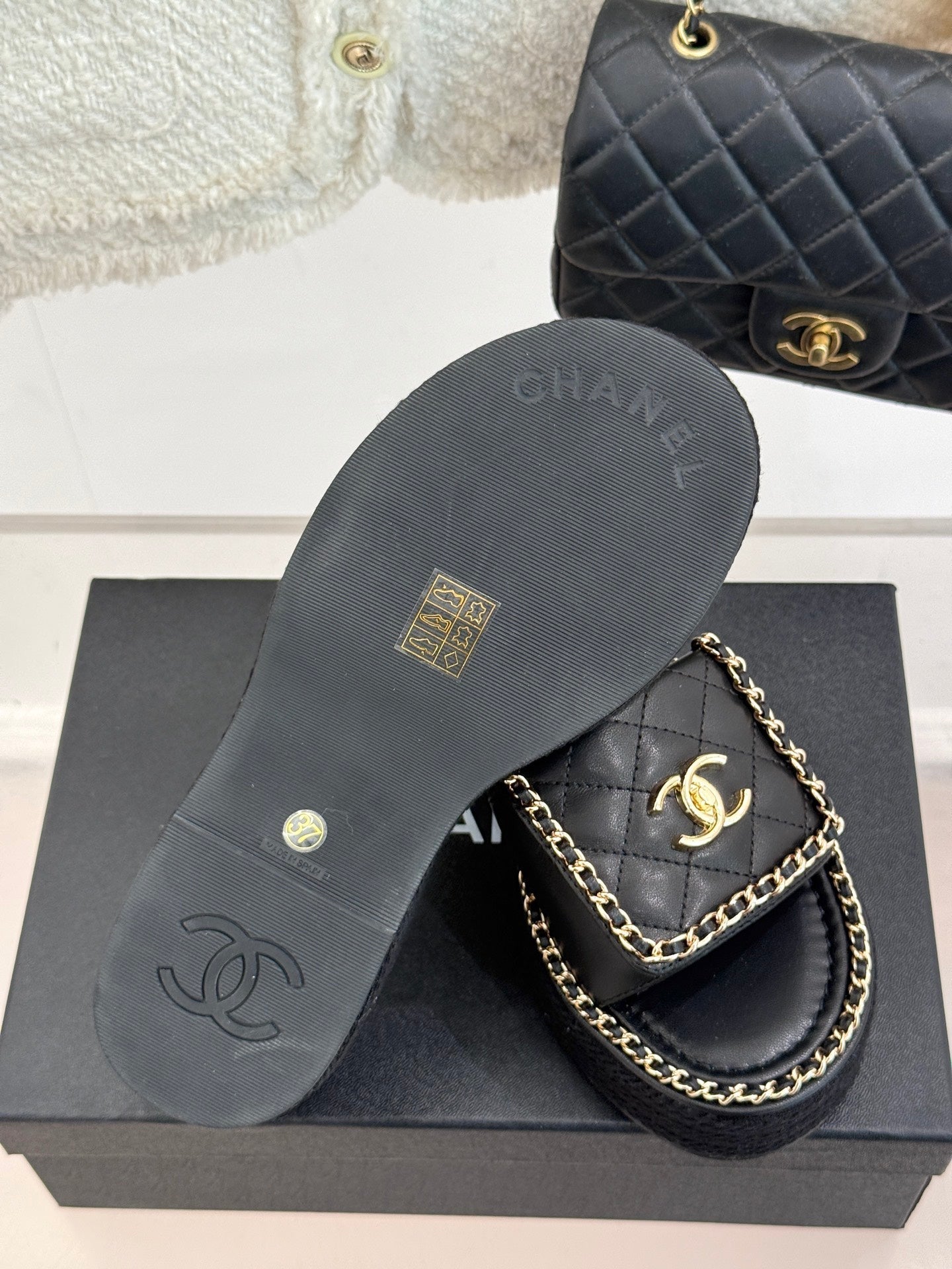 THICK-SOLED CHAIN HEART SLIPPER IN BLACK LAMBSKIN
