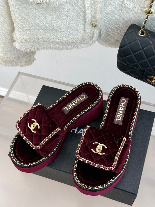 THICK-SOLED CHAIN HEART SLIPPER IN PLUM PURPLE VELVET
