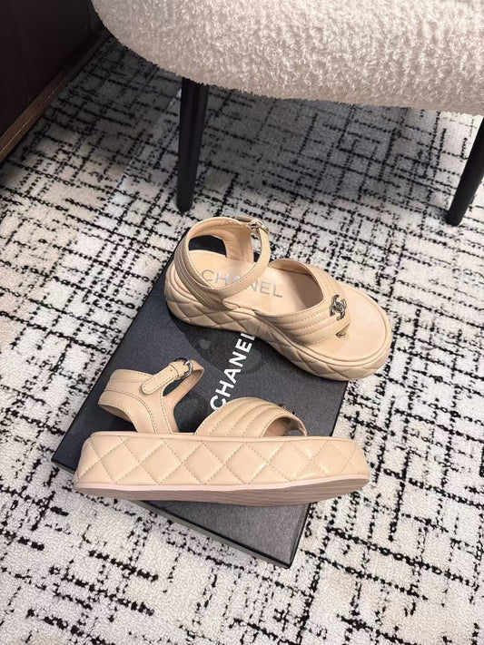 THICK-SOLED THONG SANDAL IN MACAROON BEIGE LAMBSKIN