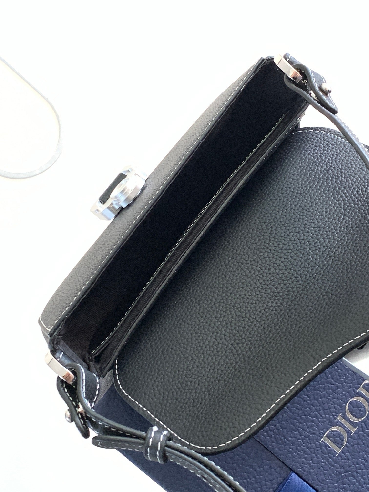 DIO Messenger Bag