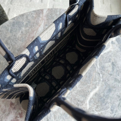 DIO Book Tote