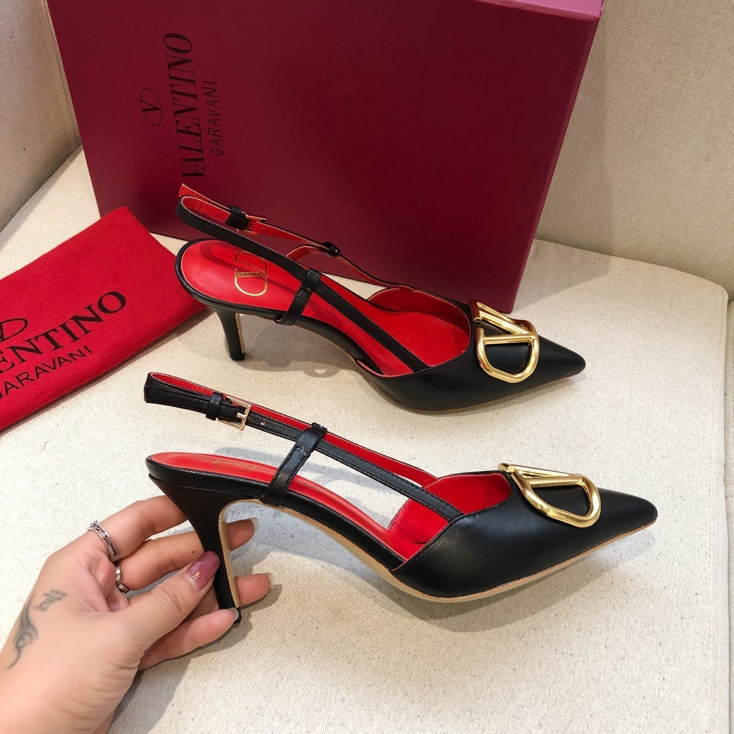 VLOGO SIGNATURE BLACK CALFSKIN HIGH SLINGBACK PUMP 7 CM WITH GOLD LOGO