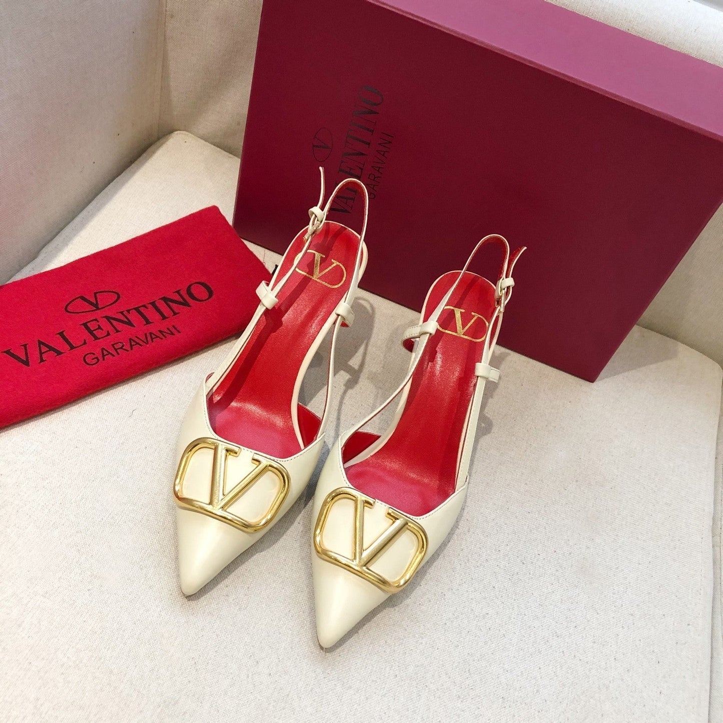 VLOGO SIGNATURE WHITE CALFSKIN HIGH SLINGBACK PUMP 7 CM WITH GOLD LOGO