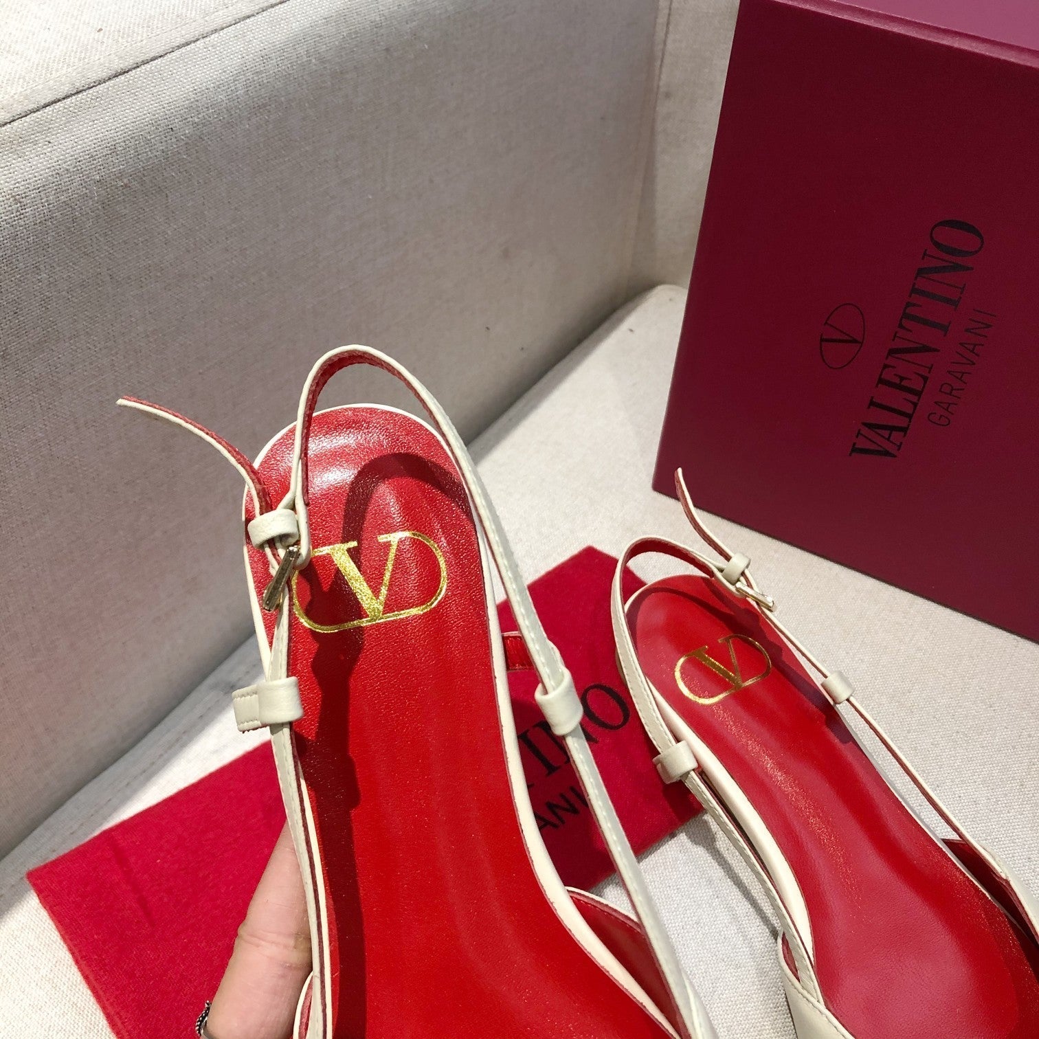 VLOGO SIGNATURE WHITE CALFSKIN FLAT SLINGBACK PUMP WITH GOLD LOGO