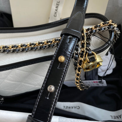 CC GABRIELLE MINI 20 HOBO BAG IN WHITE MIX BLACK CALFSKIN