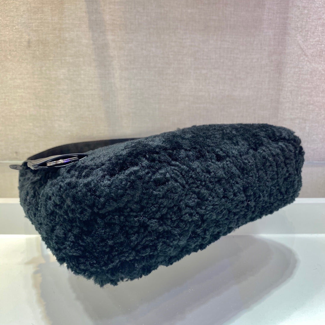 HOBO BAG 23 IN BLACK SHEARLING