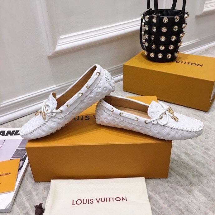 LV WOMEN'S DRIVER MOCCASIN IN WHITE EMBOSSED CALFSKIN