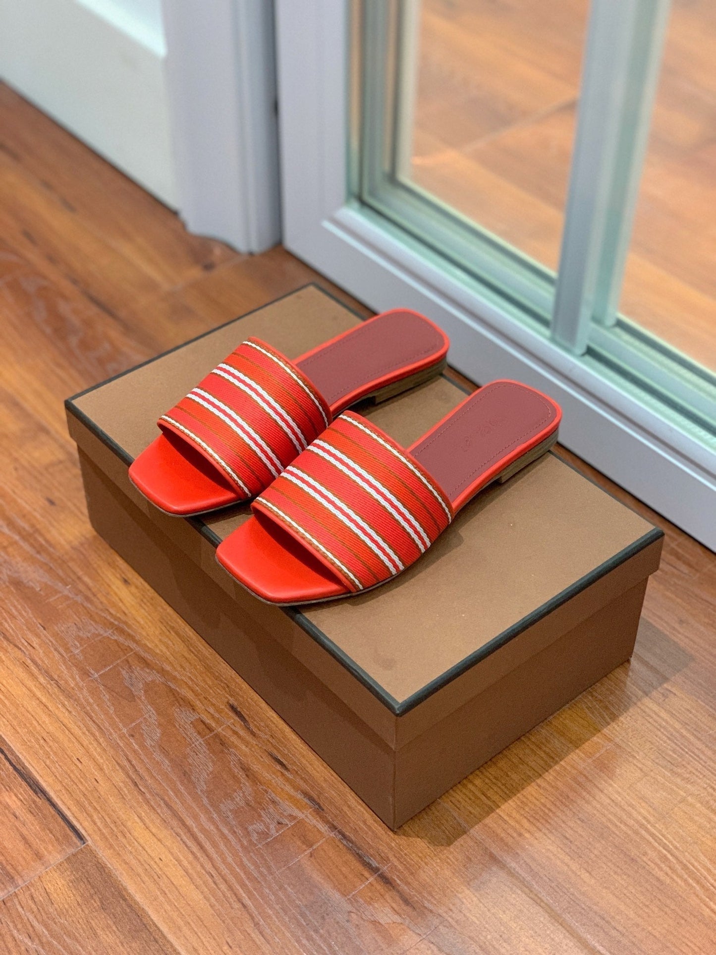 LP RAFFIA CHARMS FLATS SANDAL ORANGE AND WHITE CALFSKIN