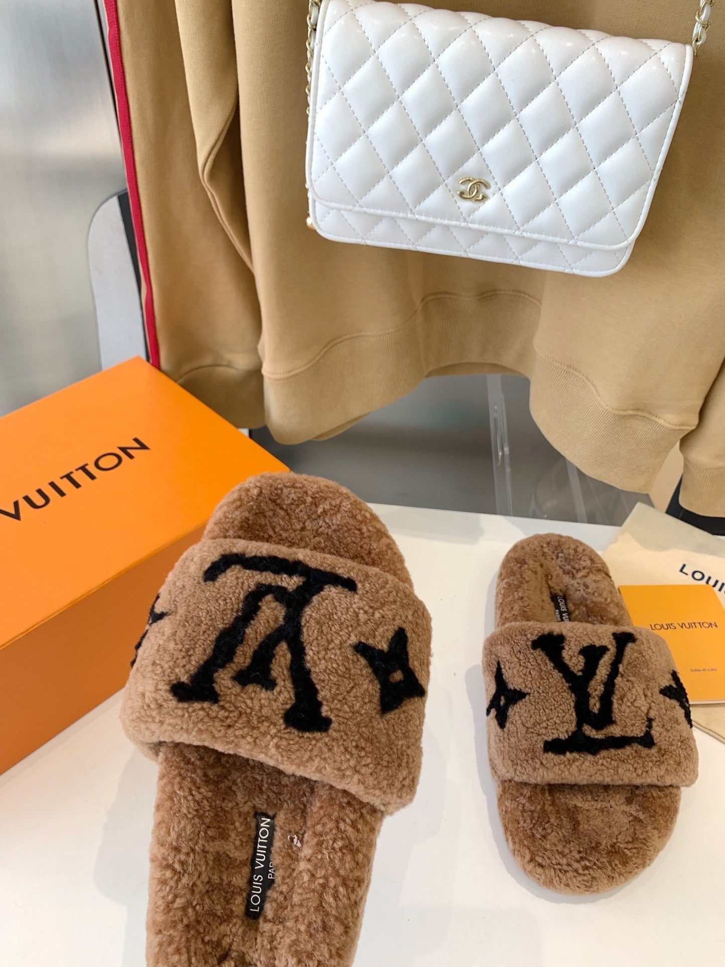 LV WOMEN'S PASEO FLAT SLIPPER IN CARAMEL BROWN FLEECE WITH BLACK LOGO