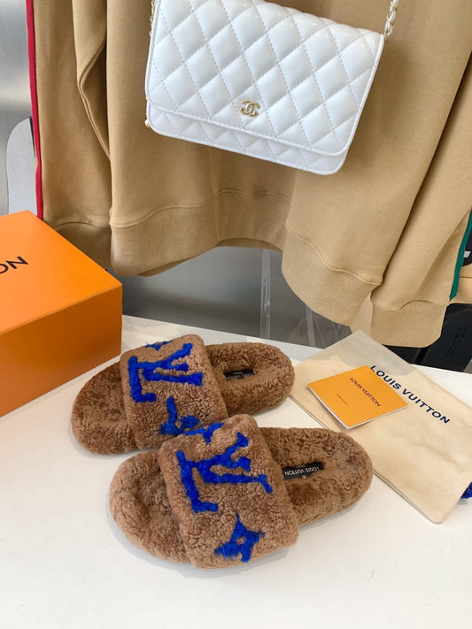 LV WOMEN'S PASEO FLAT SLIPPER IN BROWN FLEECE WITH BLUE LOGO