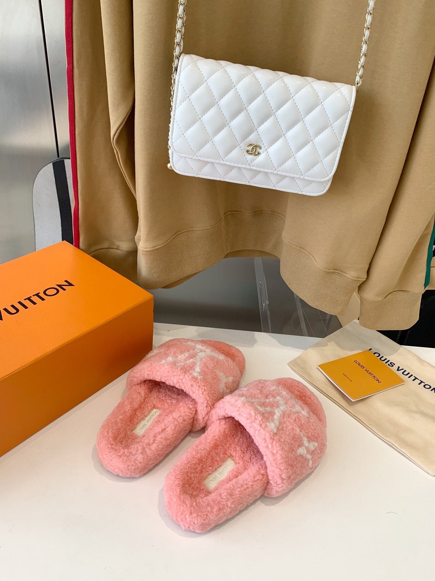 LV WOMEN'S PASEO FLAT SLIPPER IN LIGHT PINK FLEECE WITH WHITE LOGO
