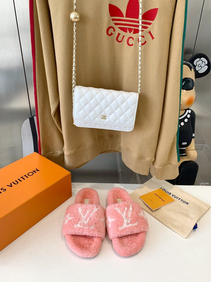 LV WOMEN'S PASEO FLAT SLIPPER IN LIGHT PINK FLEECE WITH WHITE LOGO