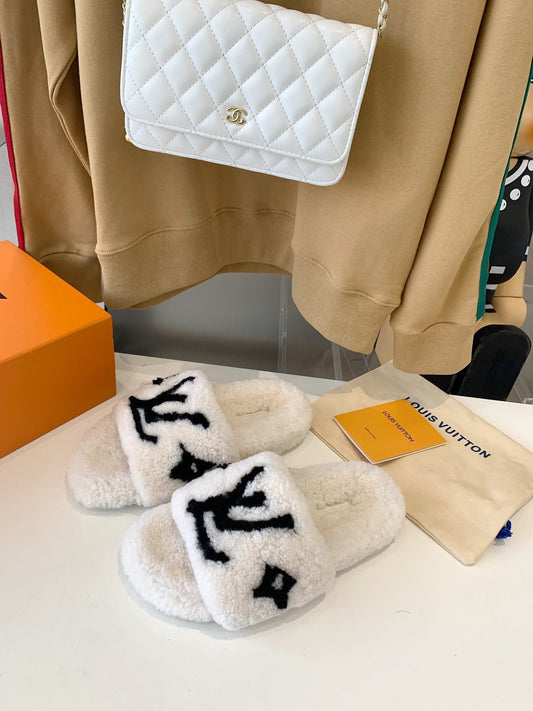 LV WOMEN'S PASEO FLAT SLIPPER IN WHITE FLEECE WITH BLACK LOGO