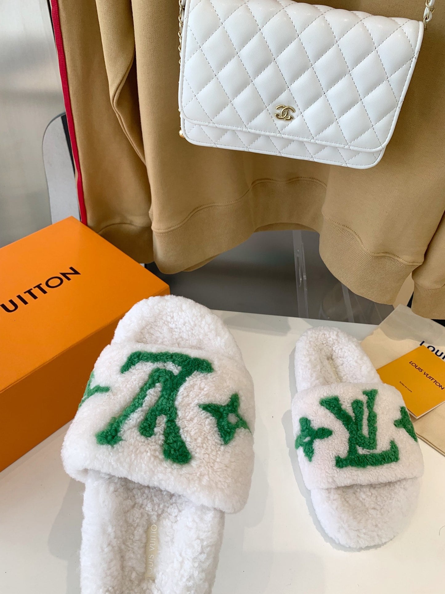 LV WOMEN'S PASEO FLAT SLIPPER IN WHITE FLEECE WITH GREEN LOGO