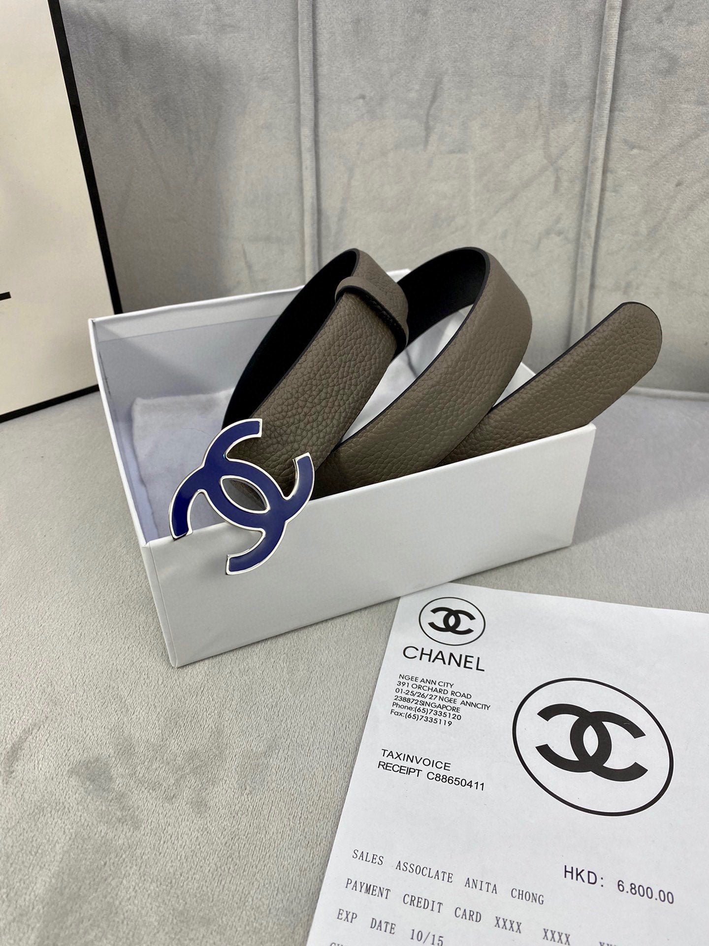 CC 30MM BELT IN MOCHA BROWN GRAINED CALFSKIN WITH NAVY BLUE LOGO