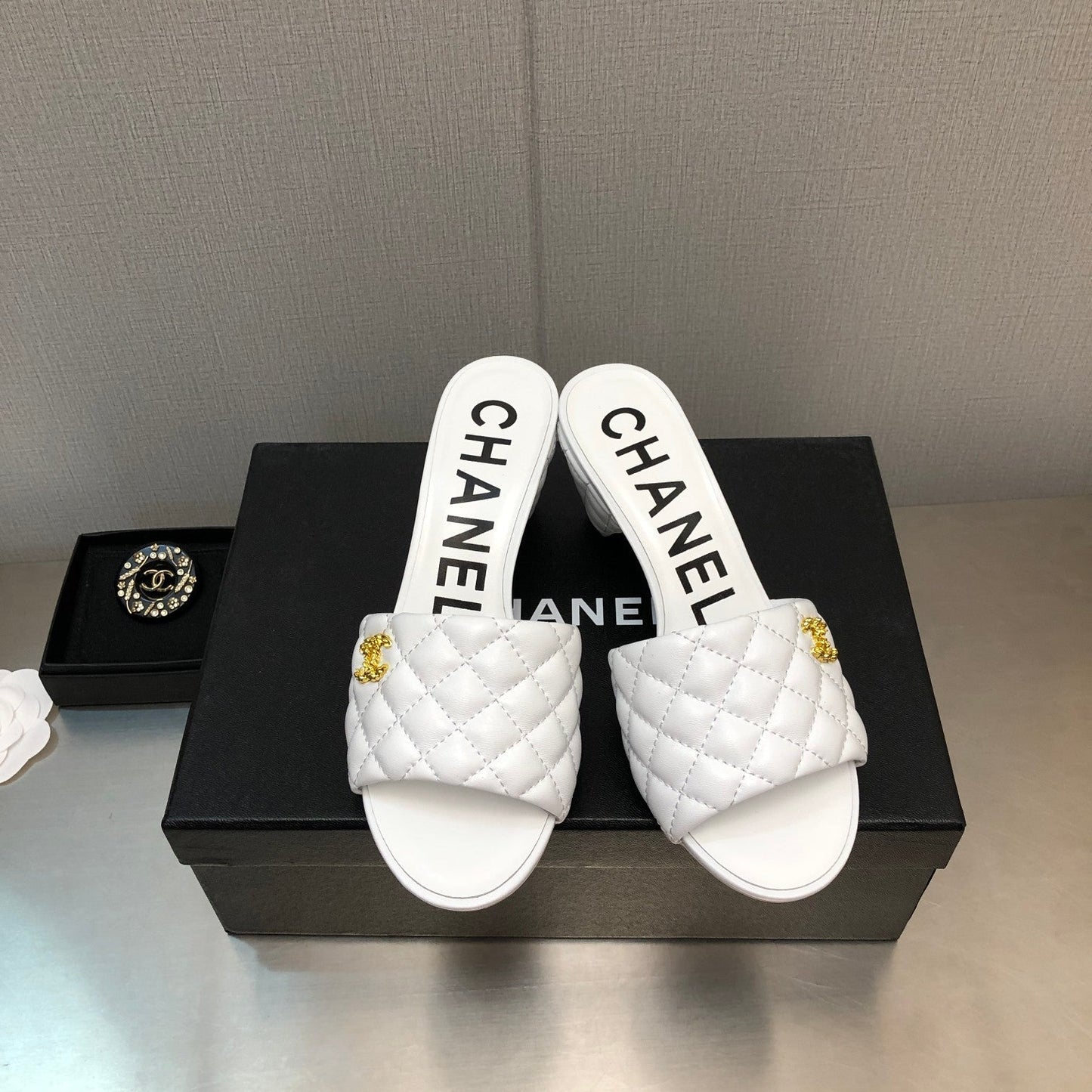 DIAMOND-QUILTED 6 CM SANDALS IN WHITE LAMBSKIN