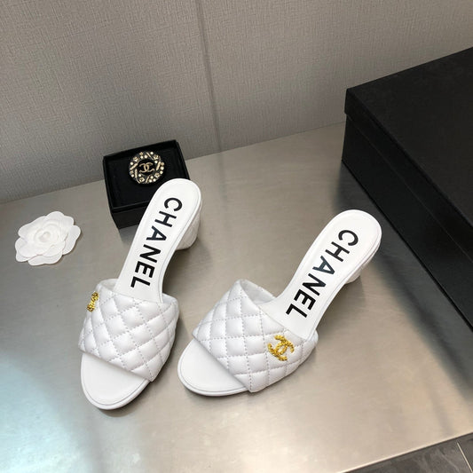 DIAMOND-QUILTED 6 CM SANDALS IN WHITE LAMBSKIN