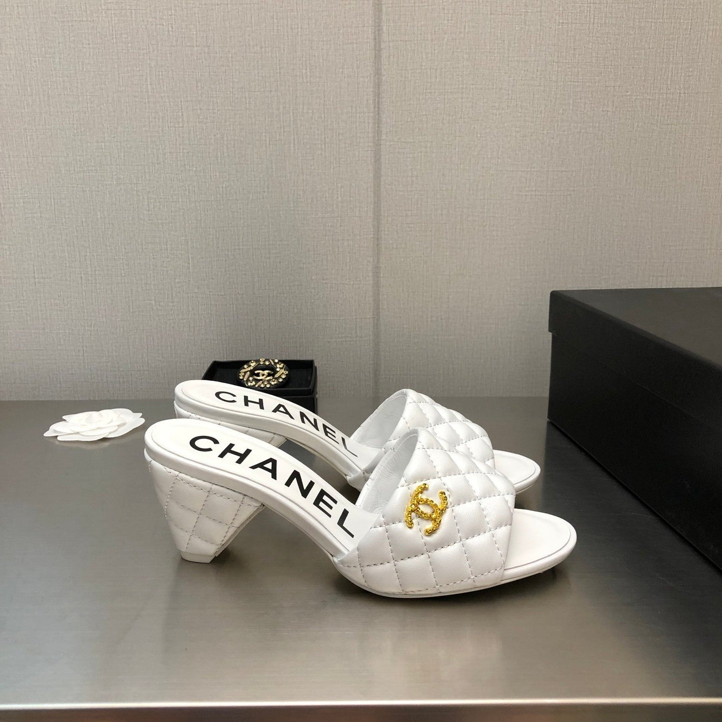 DIAMOND-QUILTED 6 CM SANDALS IN WHITE LAMBSKIN