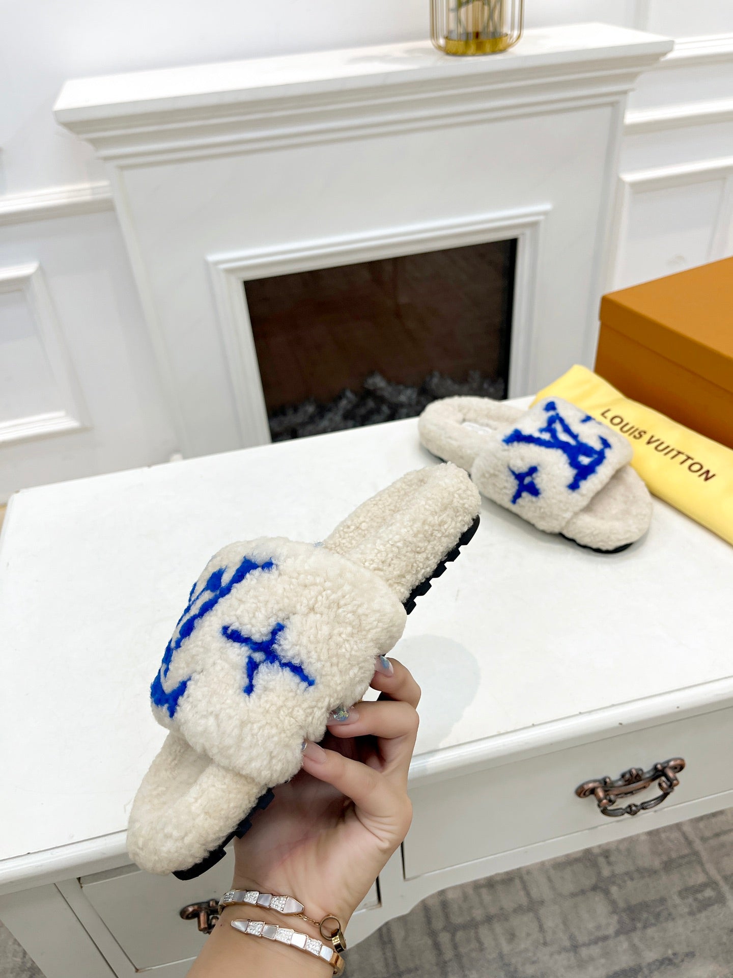 LV FLAT SLIPPER IN WHITE MIX COBALT BLUE SHEARLING