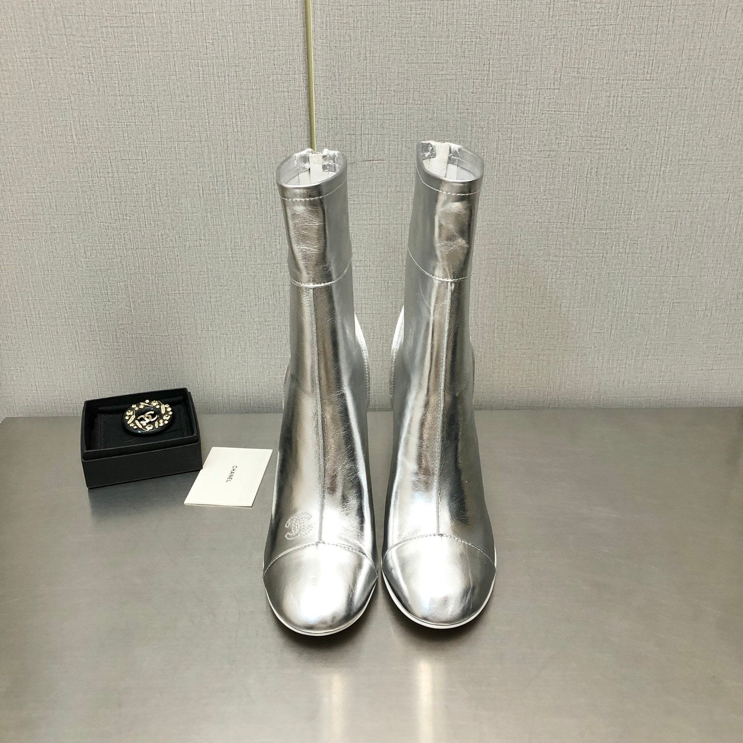 HIGH HEEL ANKLE BOOTS IN SILVER CALFSKIN