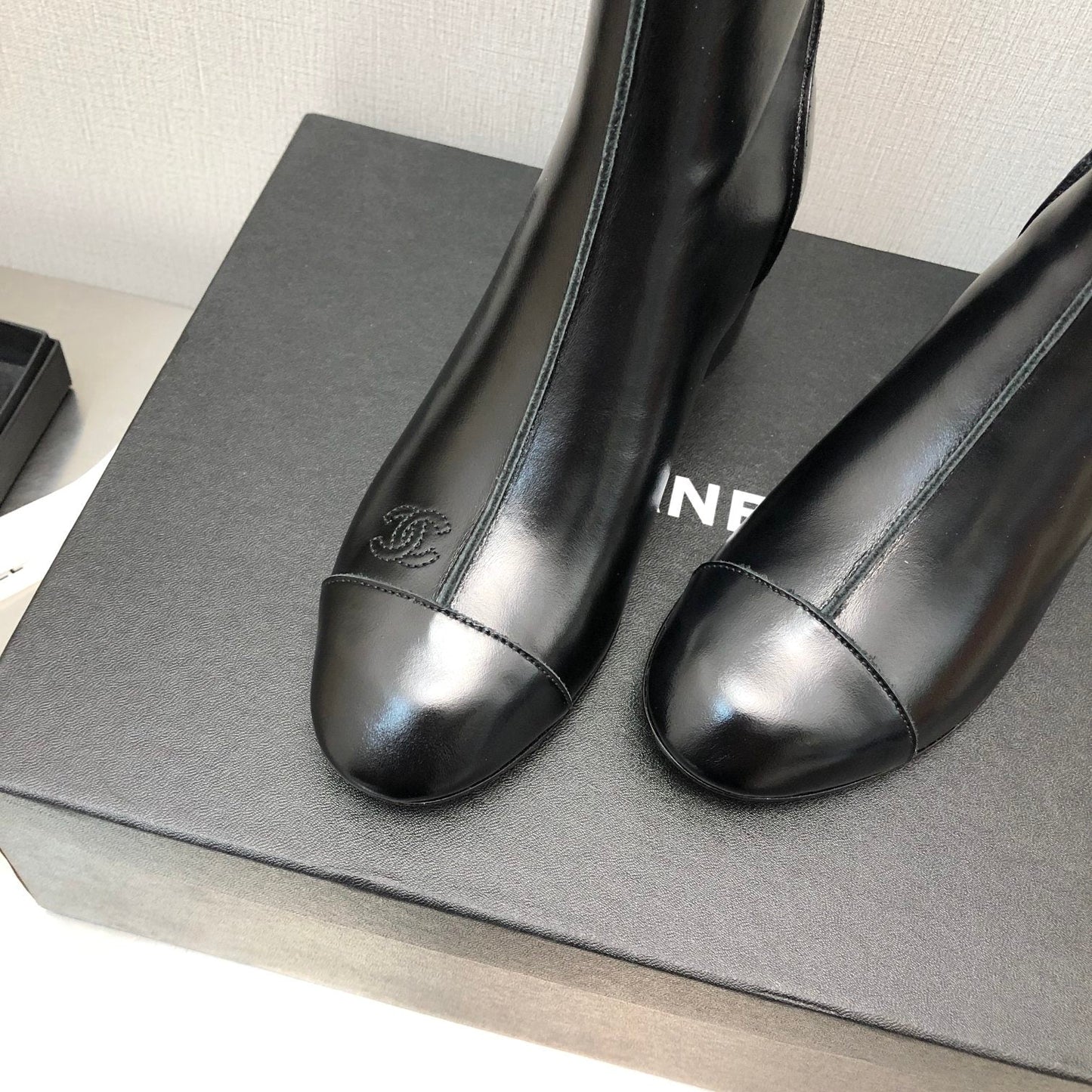 BLOCK HEEL ANKLE BOOTS IN BLACK CALFSKIN
