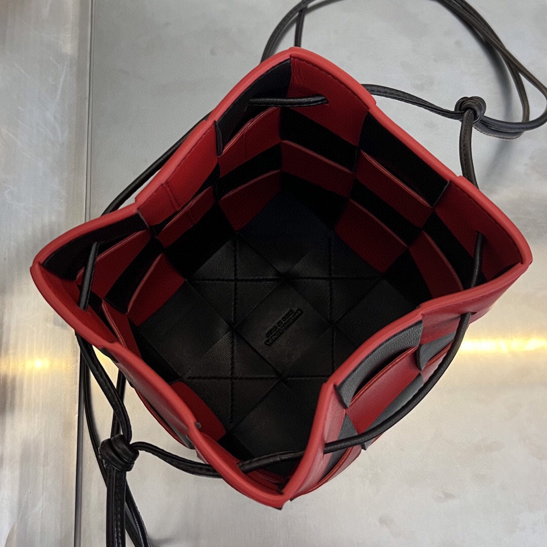 SMALL CASSETTE BUCKET 18 IN RED MIX BLACK CALFSKIN