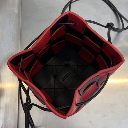 SMALL CASSETTE BUCKET 18 IN RED MIX BLACK CALFSKIN