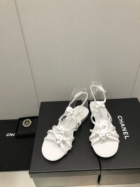 FLORAL FLAT SANDAL IN WHITE LAMBSKIN