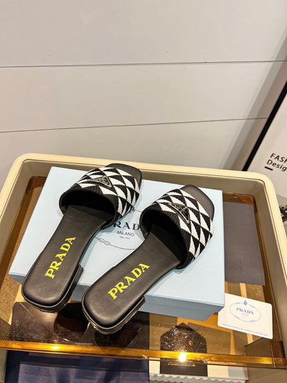PRA EMBROIDERED SLIDES FLAT BLACK AND WHITE FABRIC