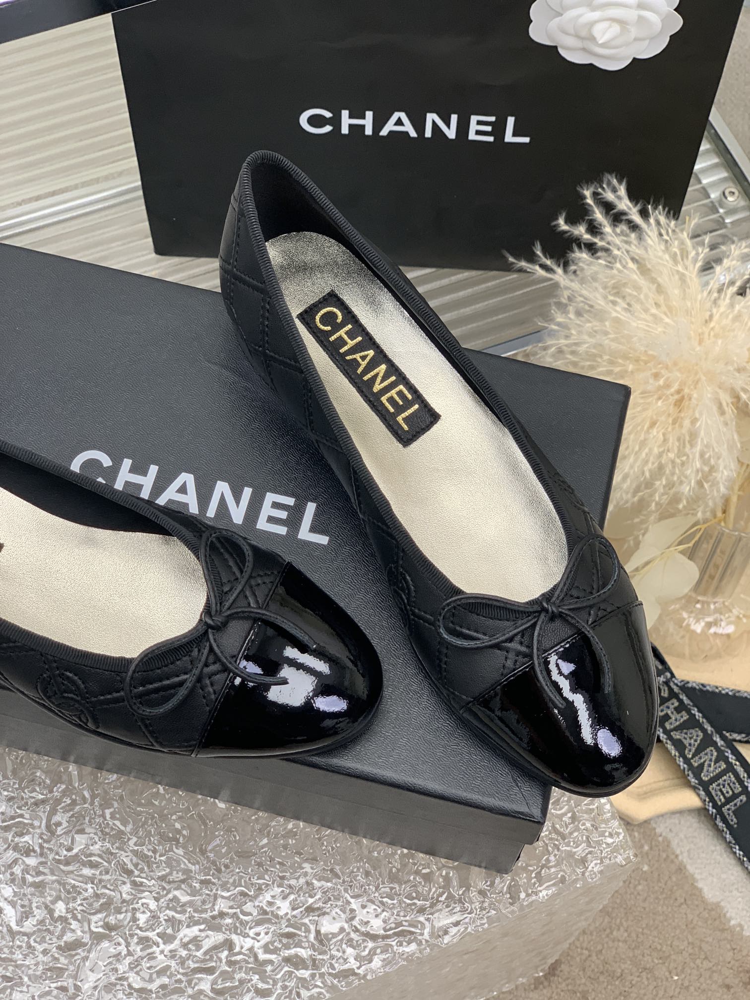 BALLET FLAT GLOSSY BLACK LAMBSKIN