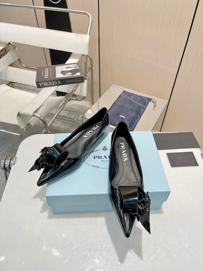 BALLET FLATS POINTED TOE IN BLACK SHINY CALFSKIN ATTACHED FLOWERS
