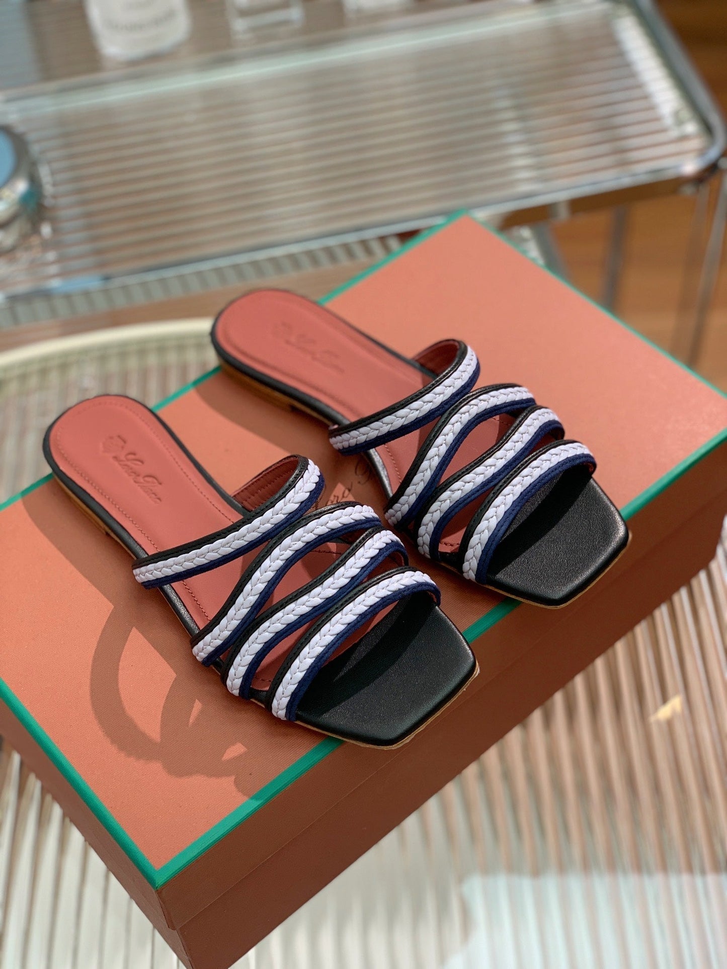 LP SPRIGHTLY CHARMS FLAT SANDAL WHITE AND BLACK CALFSKIN