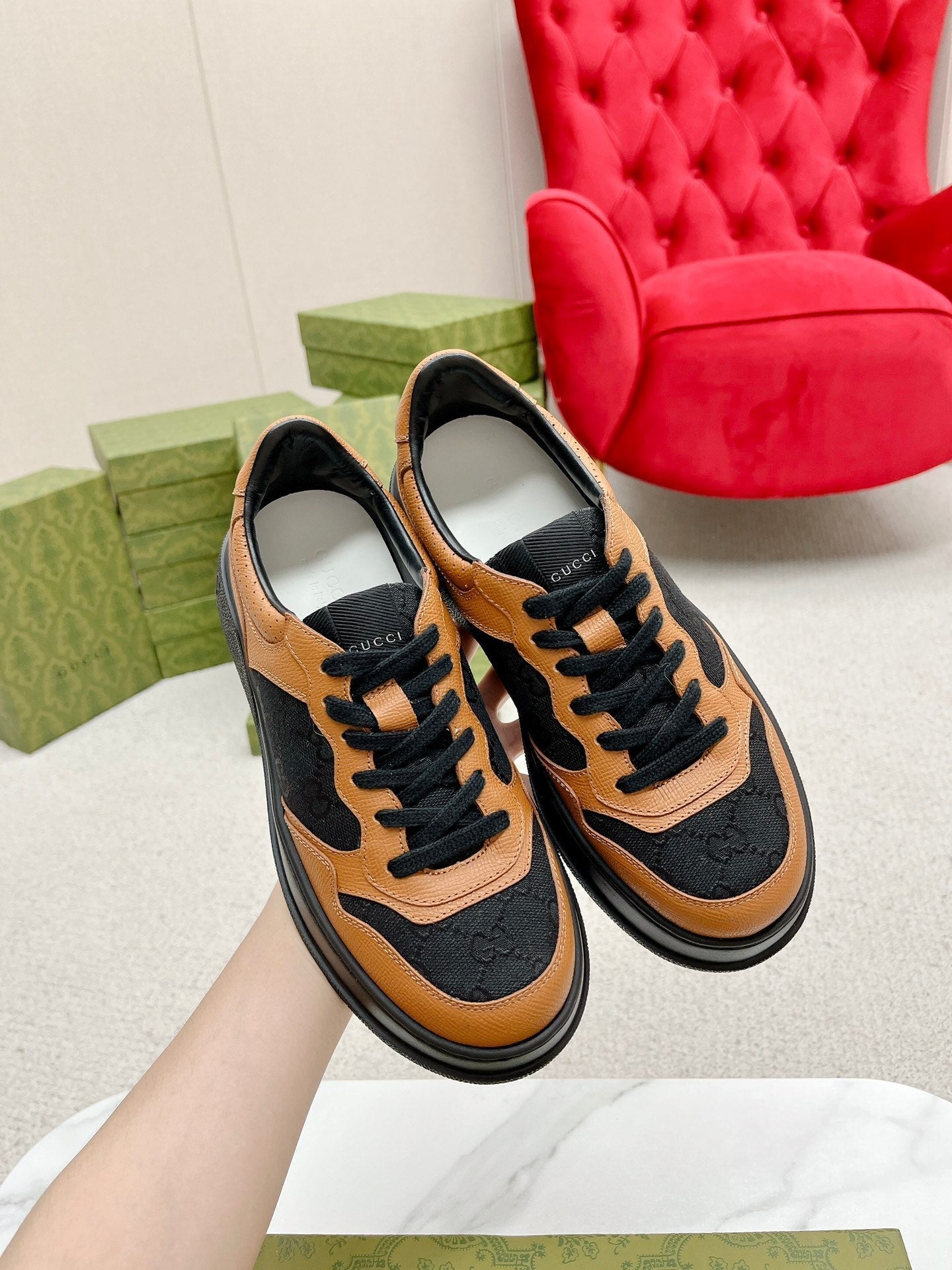 GG TRAINER BLACK AND TAWNY CALFSKIN