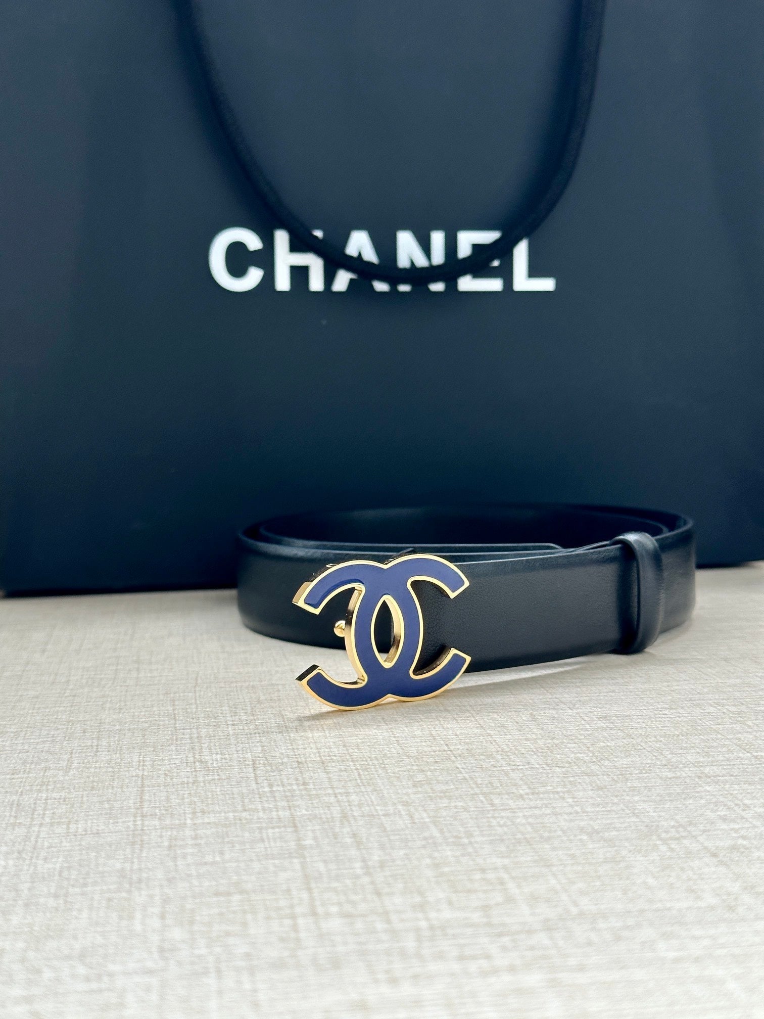CC 30MM BELT IN BLACK SMOOTH CALFSKIN WITH NAVY BLUE METAL LOGO