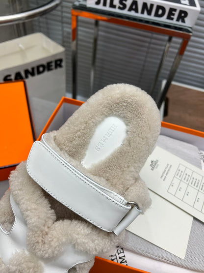 CHYPRE SLIPPERS IN BEIGE LAMB WOOL AND WHITE CALFSKIN