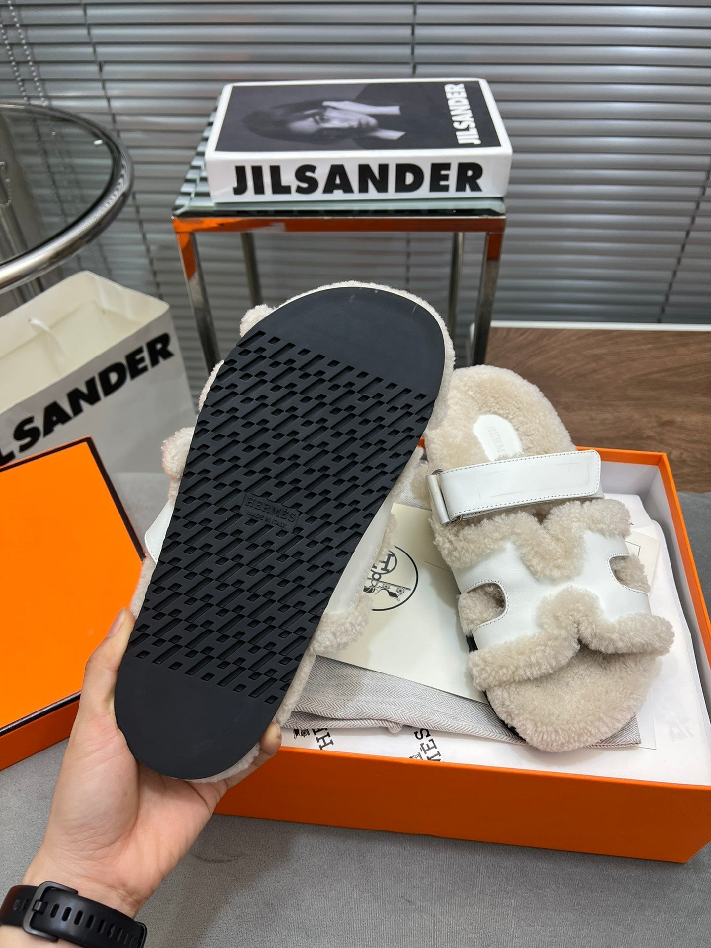 CHYPRE SLIPPERS IN BEIGE LAMB WOOL AND WHITE CALFSKIN