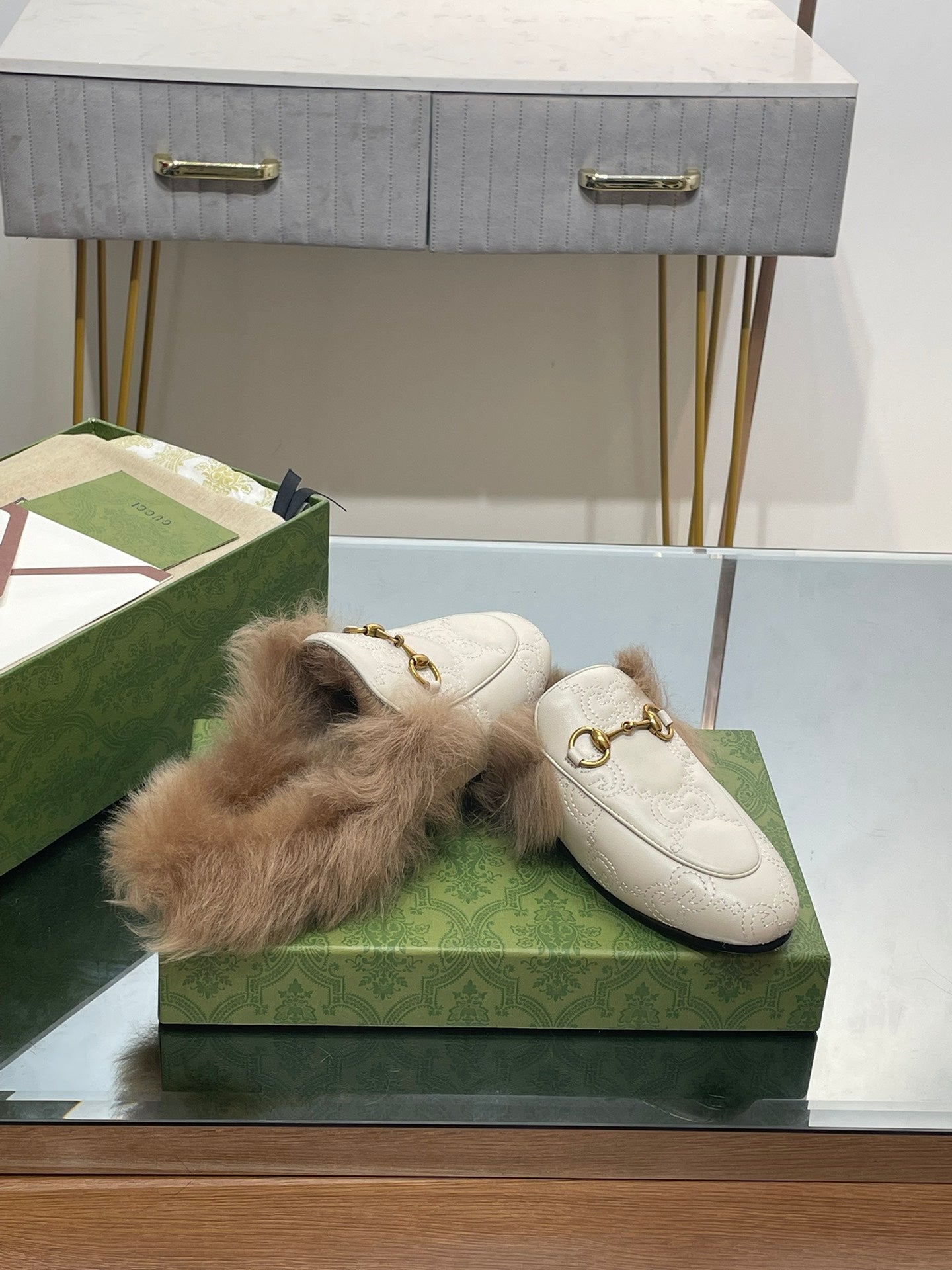 HORSEBIT MULE IN WHITE EMBOSSED CALFSKIN AND LAMB WOOL LINING