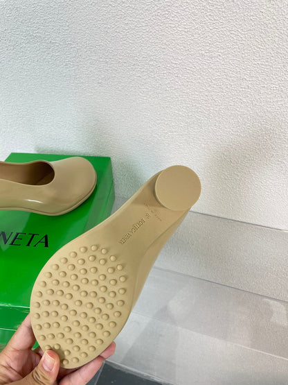 ATOMIC HIGH PUMP 9 CM IN BISQUE BEIGE CALFSKIN