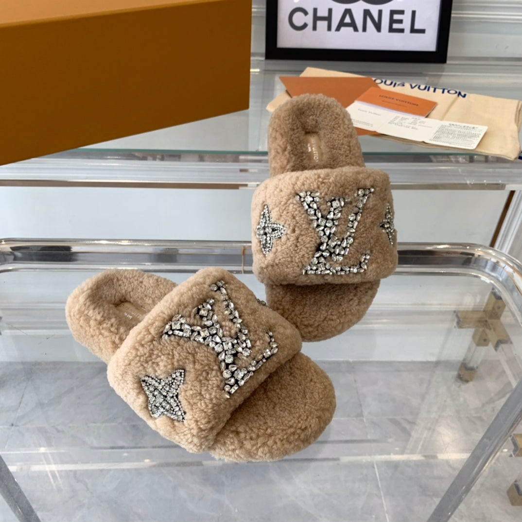 LV WOMEN'S PASEO FLAT SLIPPER IN TAN BROWN FLEECE